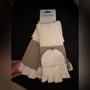 Calvin Klein - knit gloves
Brand new
